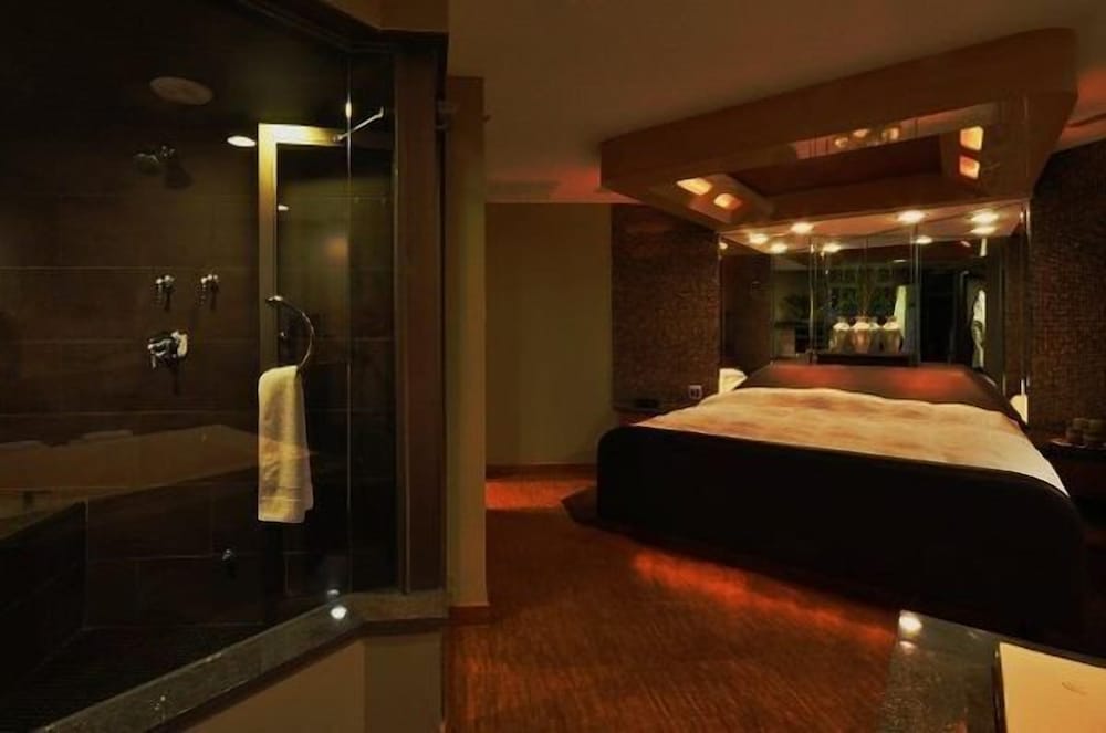 Фото The Champagne Lodge & Luxury Suites