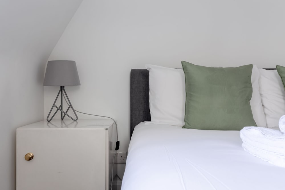 Фото Bright & Airy 1 Bedroom Apartment in Central London