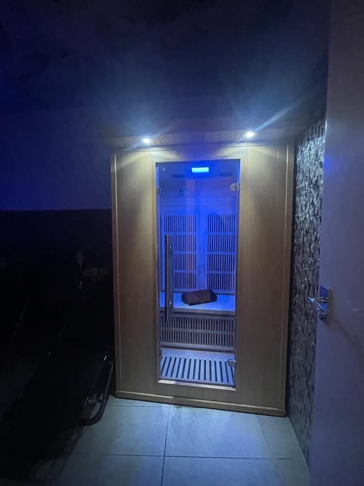 Фото London Luxury Apartments with Jacuzzi Hot tub & Sauna