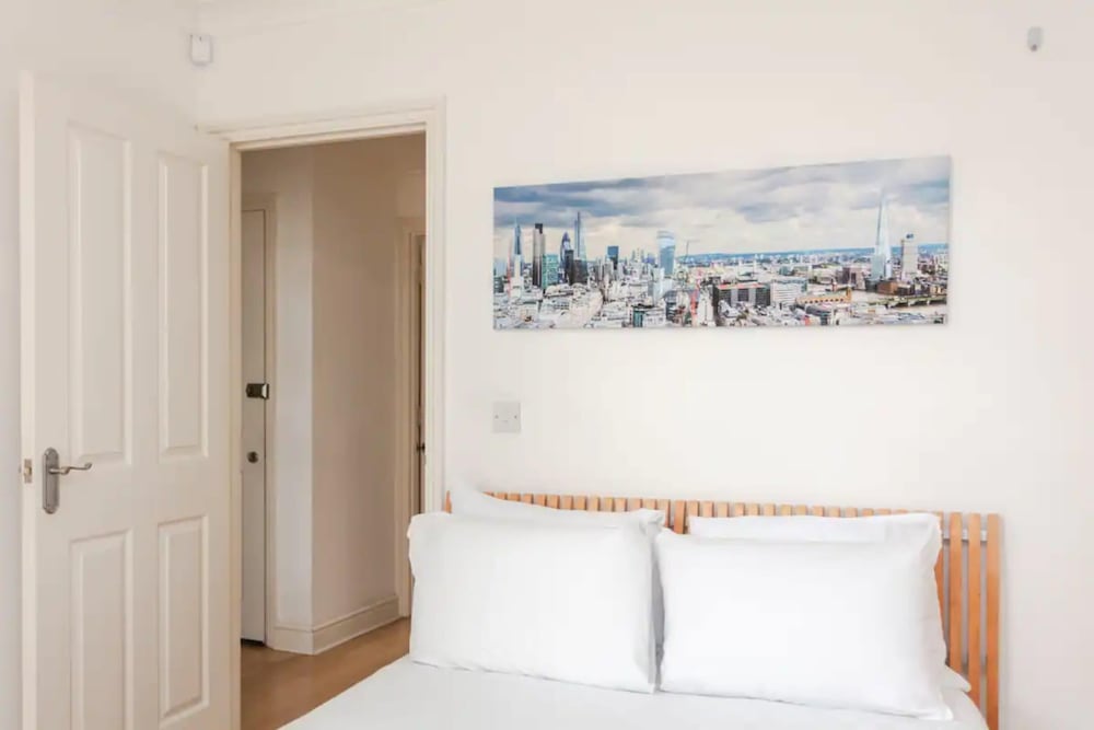 Фото Homely 2 Bedroom Flat Near Embankment Station