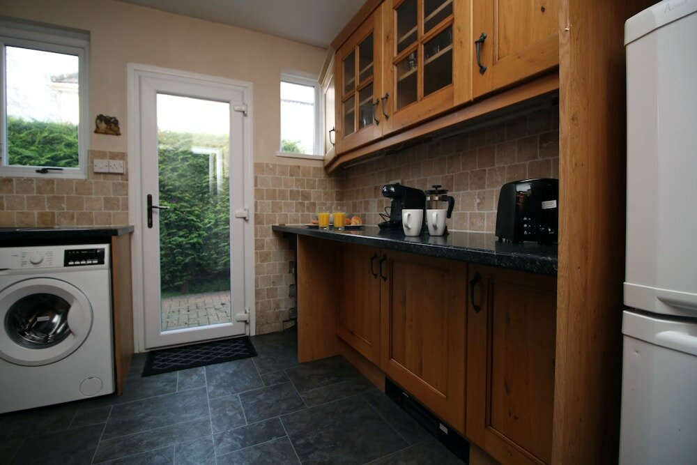 Фото Becky's Bungalow by Tŷ Sa - New Sleeps 8