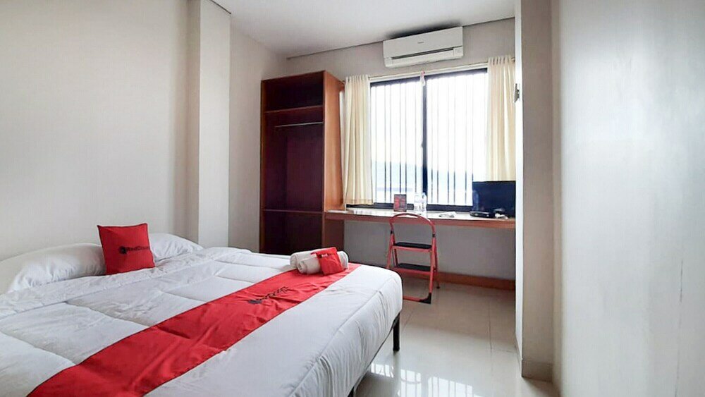 Фото RedDoorz Plus @ Bitung City Center