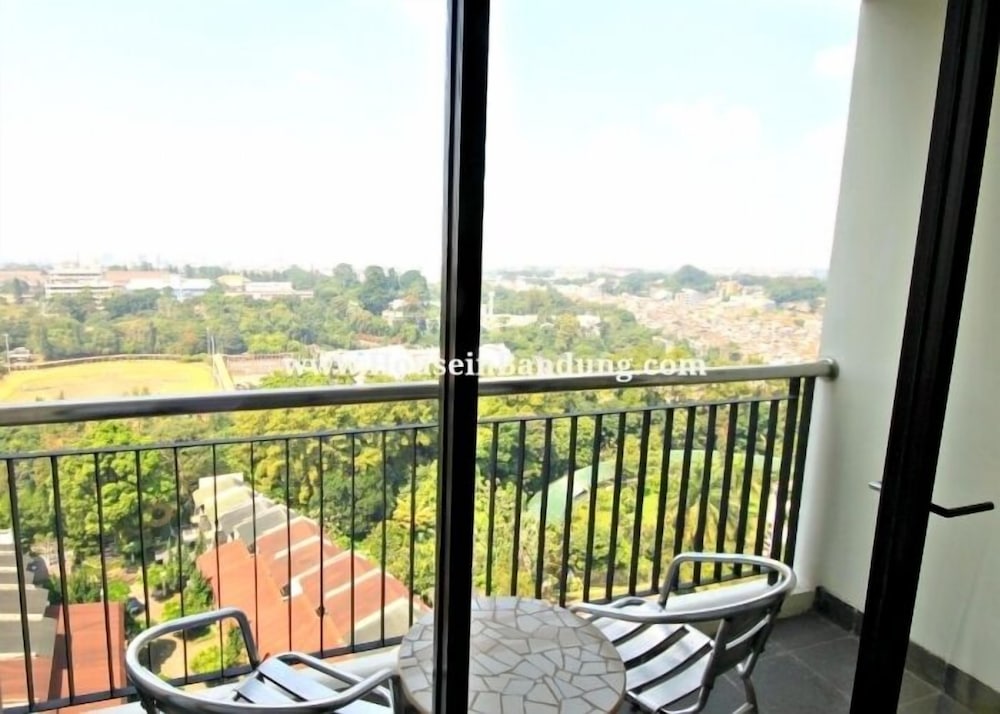 Фото Beverly Dago Apartment by HouseinBandung