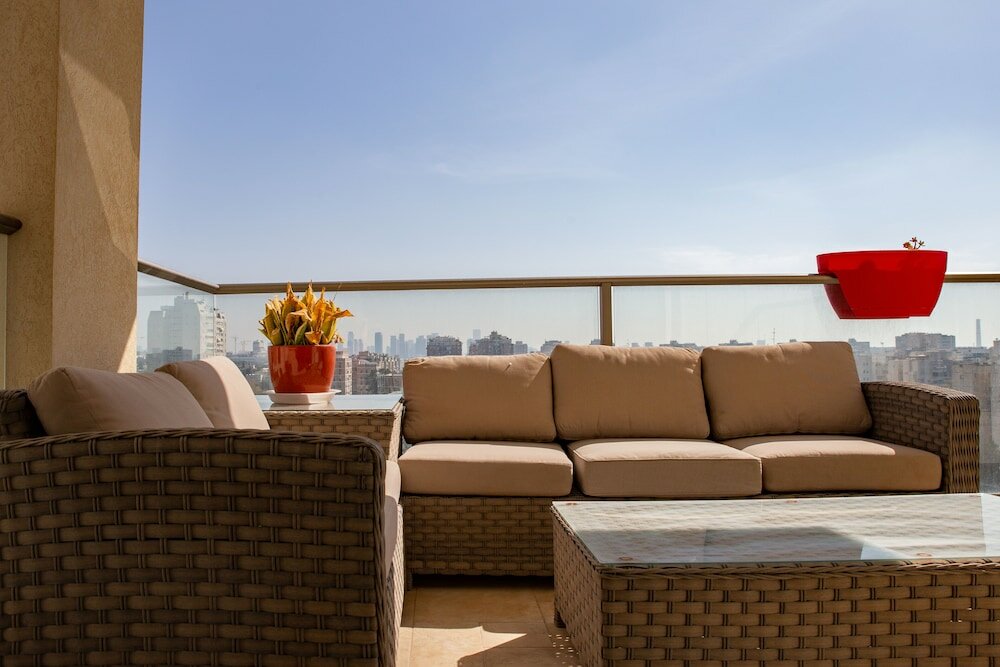 Фото Modern & Stylish 3br Apt With Balcony