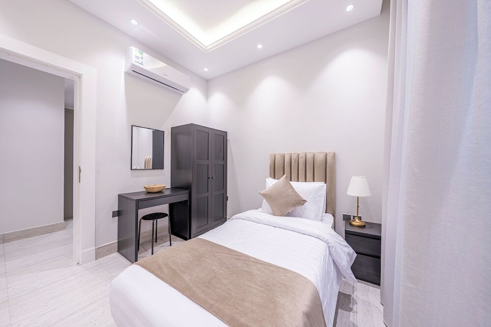 Фото Mabaat - Al Malqa 3br Apt - 533