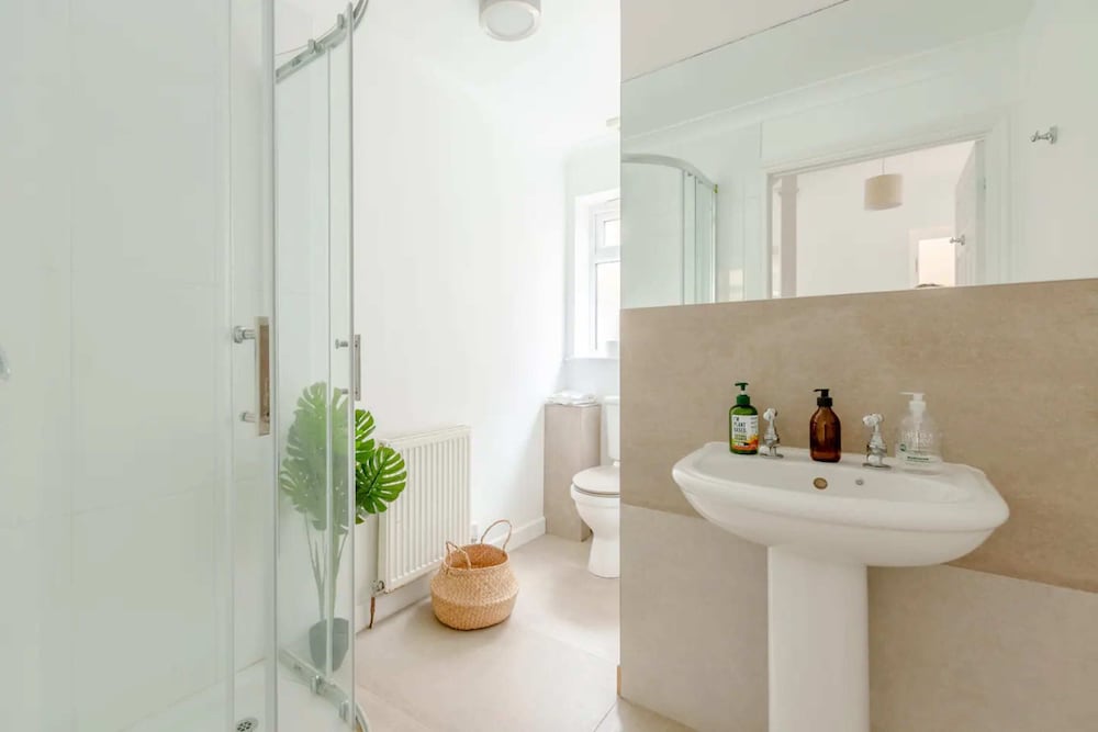 Фото Bright & Spacious 5bd House - Peckham