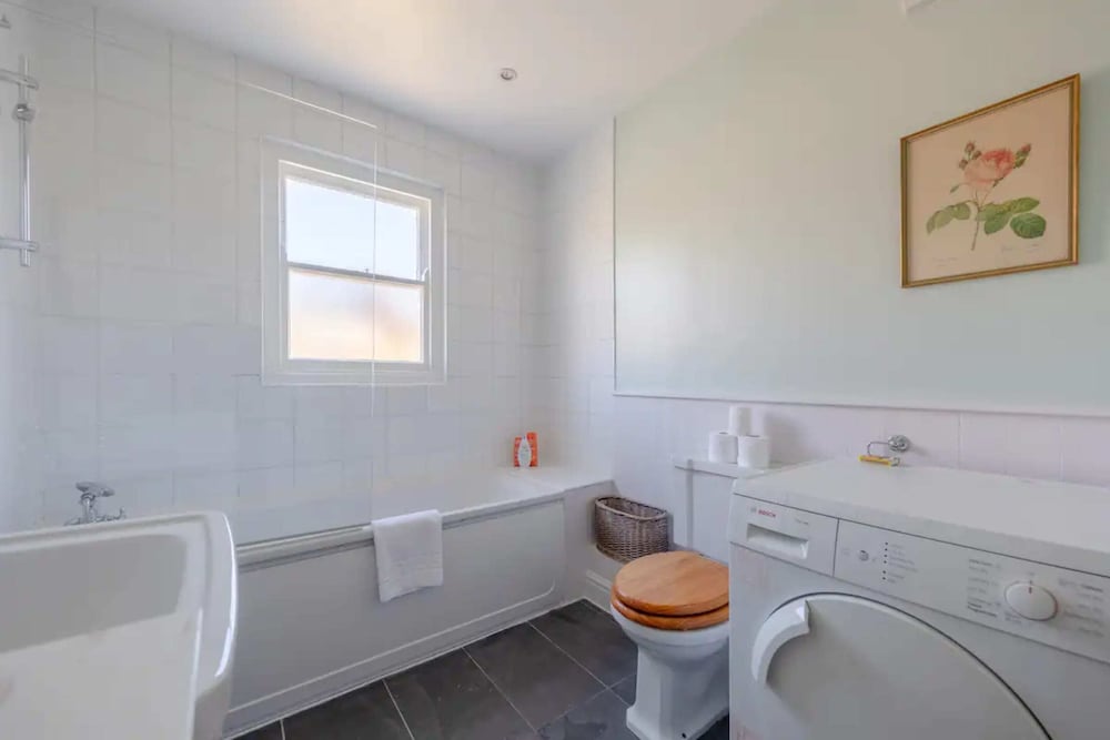 Фото Charming 2 Bedroom Home in West London