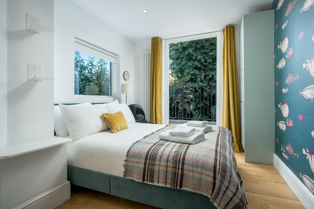 Фото Altido Elegant 4 Br House W/Deskspace, Moments From Angel