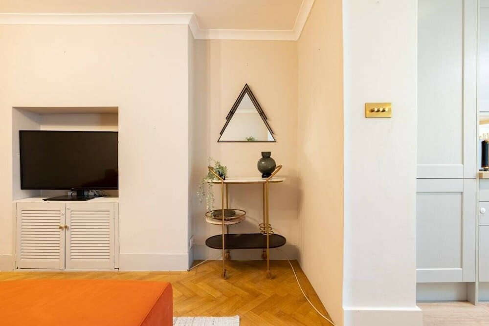 Фото The Richmond Upon Thames Escape - Modern & Bright 2bdr Flat With Parking