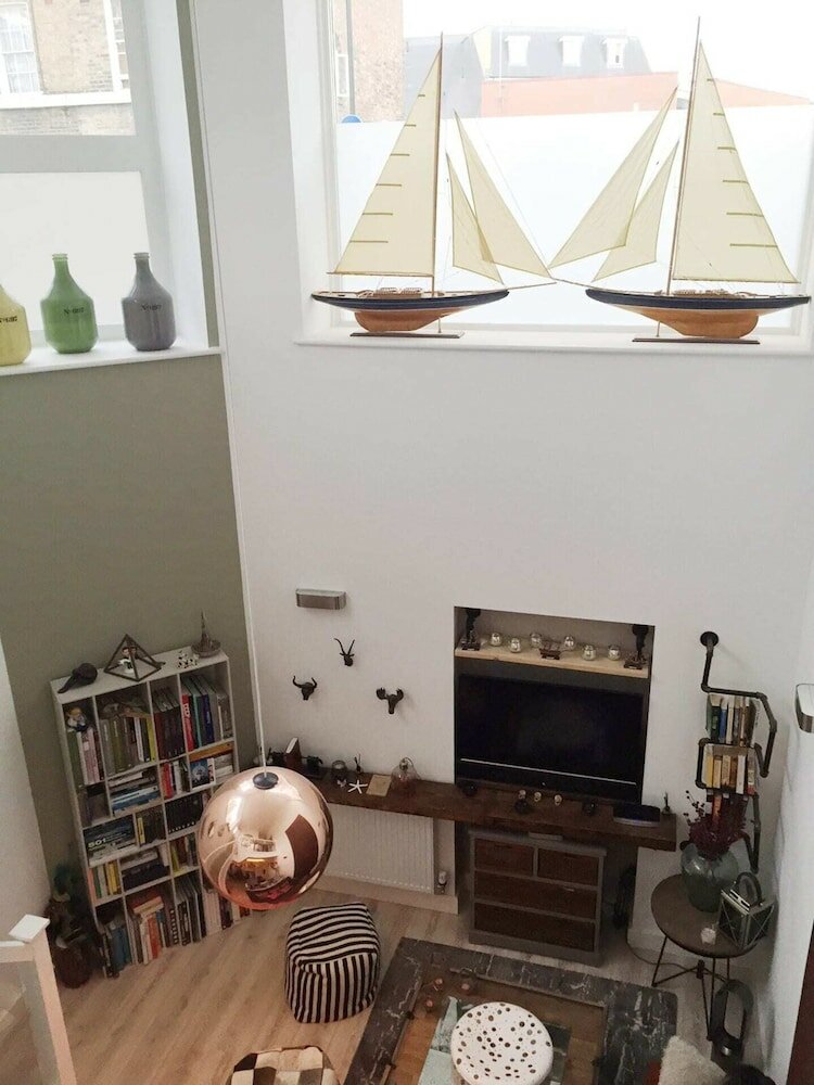 Фото Spacious 1 Bedroom Split Level Old Pub Conversion Tower Bridge