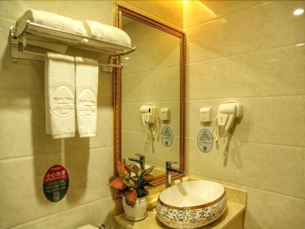 Фото GreenTree Inn Zhuhai Light Rail Pearl Station Express Hotel