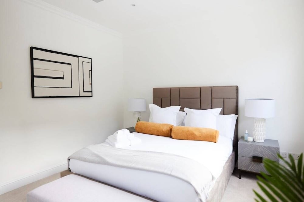 Фото The Kensington & Chelsea Escape - Stunning 5bdr With Patio + Terrace