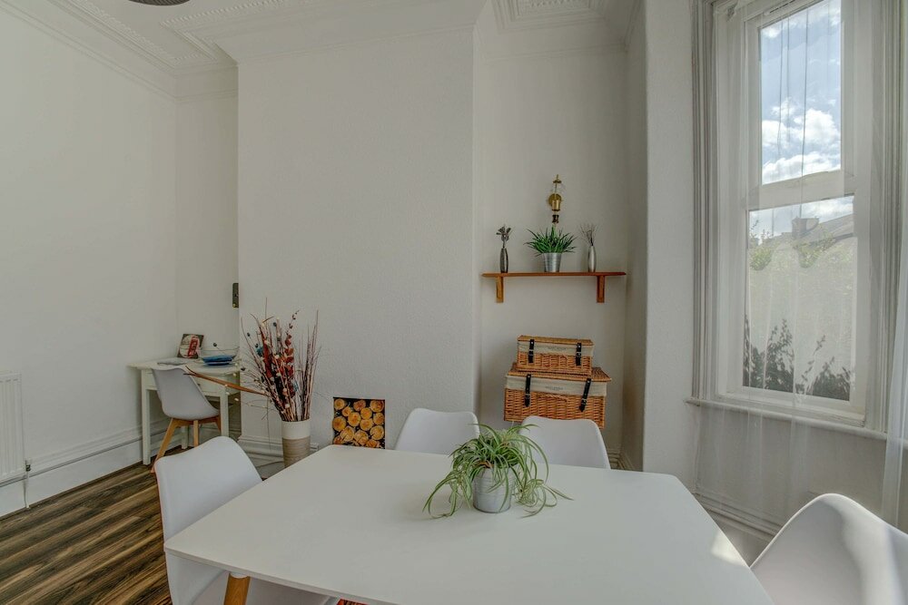 Фото Levenshulme Self-Catering Townhouse