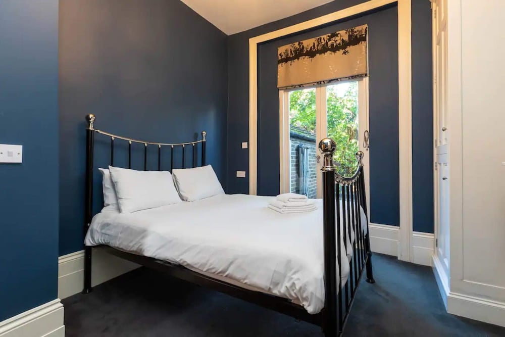 Фото Charming 2 Bedroom House in Angel