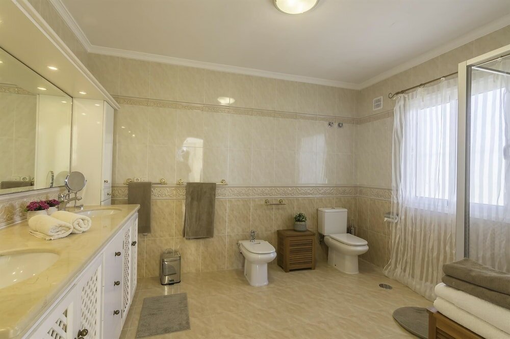 Фото Spacious Villa With Impressive Views