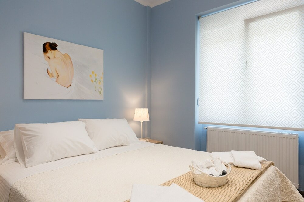 Фото Grandma's Chic & Bright Athenian Home with a Patio