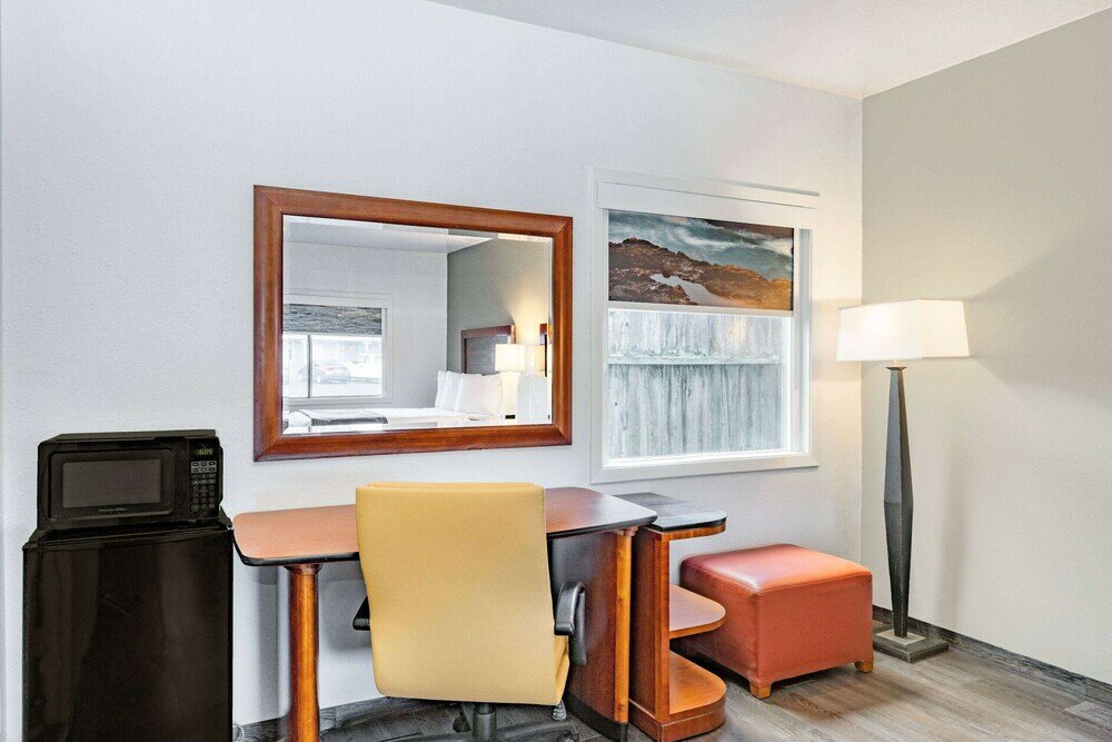 Фото Oceanside Inn & Suites, a Days Inn by Wyndham