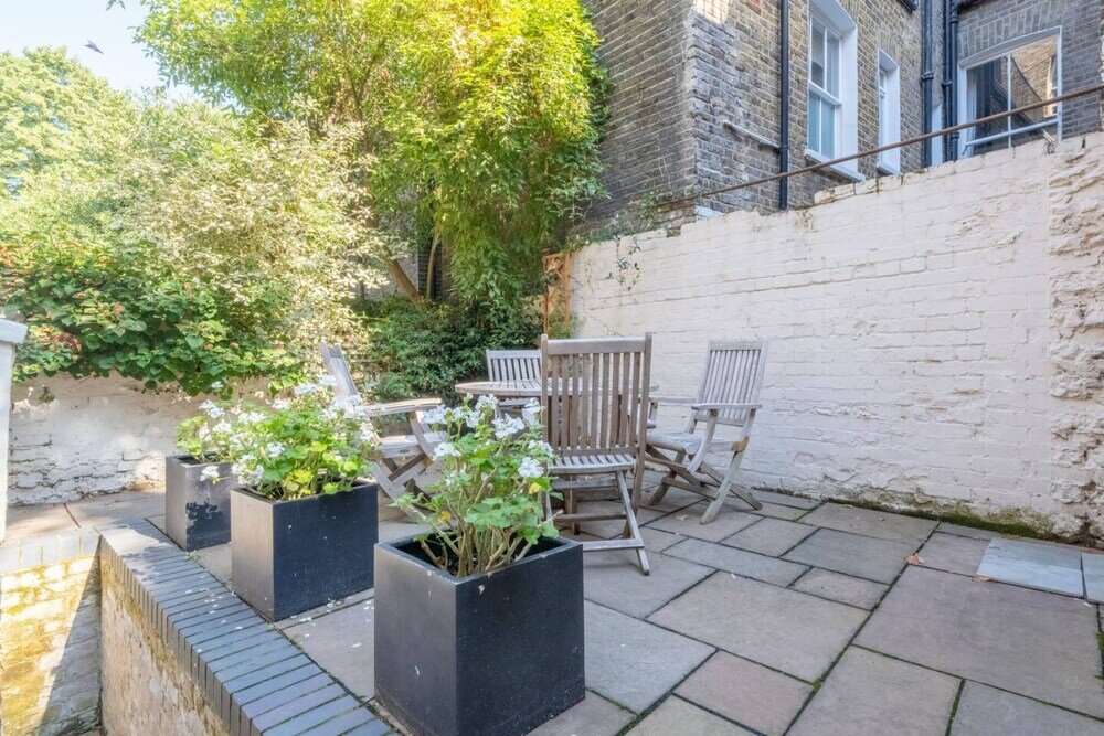 Фото Stylish 2 Bedroom Apartment in Chelsea With Garden