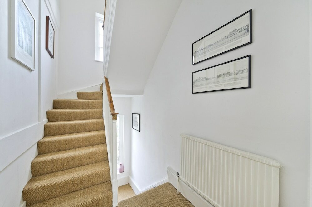 Фото Historic Family Home Near Hampstead Heath by Underthedoormat