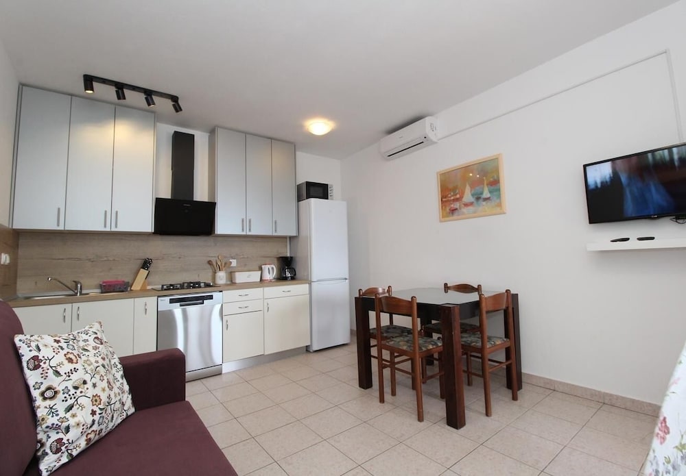 Фото Uga - Perfect Location - A4 - Sanja