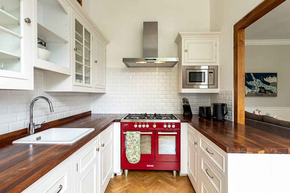 Фото Newly Renovated Two Bedroom Kensington Flat