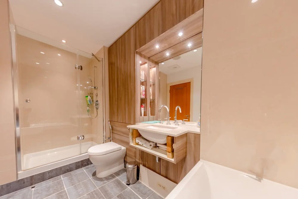 Фото Gorgeous 3 Bedroom Flat in Vauxhall With City Views