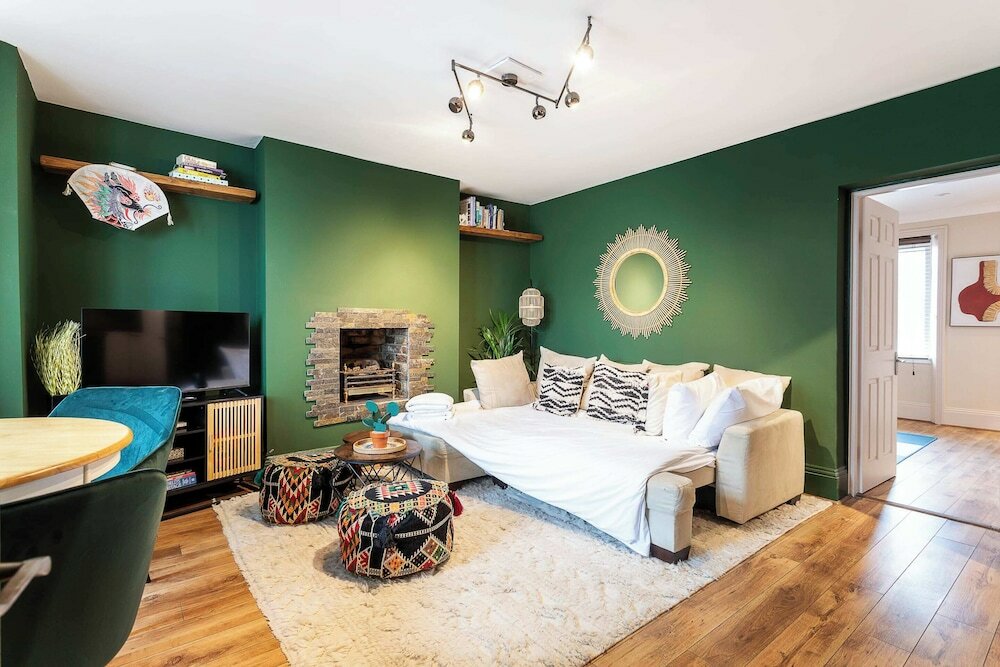 Фото Chiswick Gem: Stylish 1-bed Flat for Modern Living
