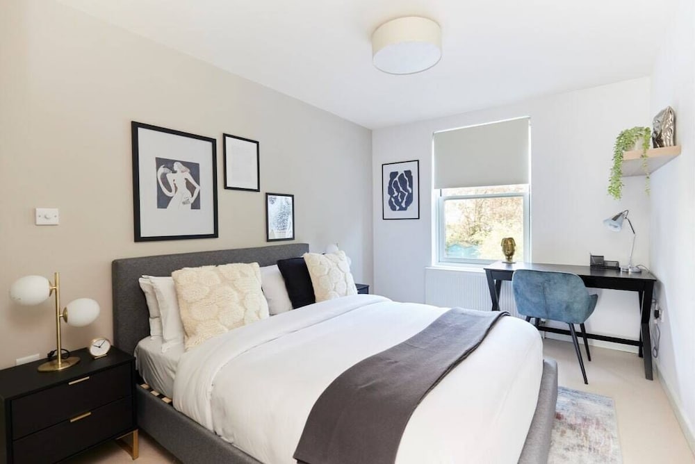 Фото The London Scenery - Classy 2bdr House With Garden