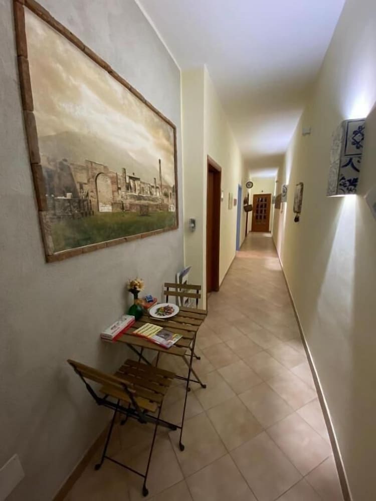 Фото Pompei Window