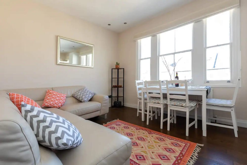 Фото Spacious and Bright 2 Bedroom Flat in Maida Vale