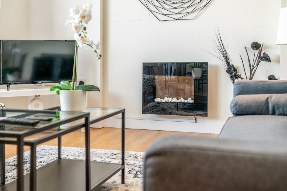 Фото Swanky Stratford Duplex Apartment