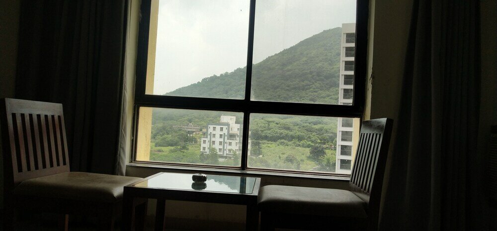 Фото Hotel Sumanchandra Suites