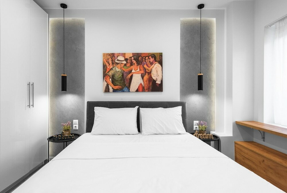 Фото White and Wood Nilie Hospitality Mgmt