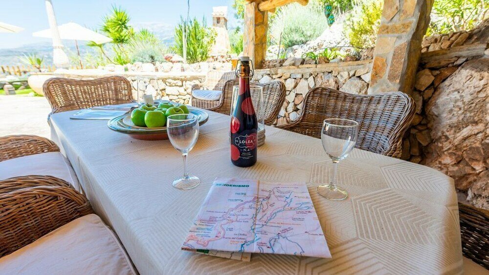 Фото Private, Bright, Spacious House with Pool & Hot Tub