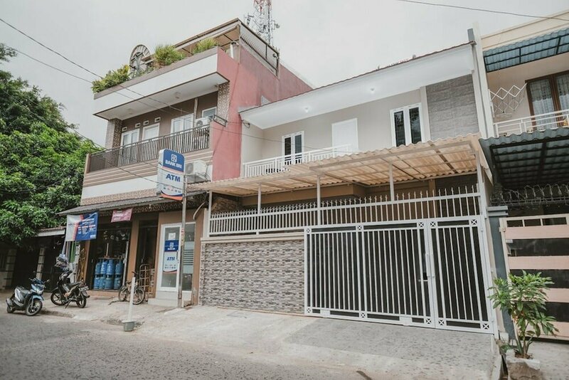 Гостиница RedDoorz Syariah near Siloam Hospital Kebon Jeruk в Джакарте
