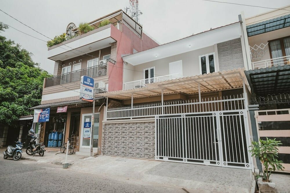 Hotel RedDoorz Syariah near Siloam Hospital Kebon Jeruk, Jakarta, photo