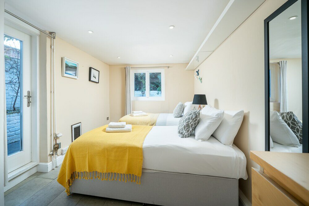 Фото Altido Elegant 4 Br House W/Deskspace, Moments From Angel