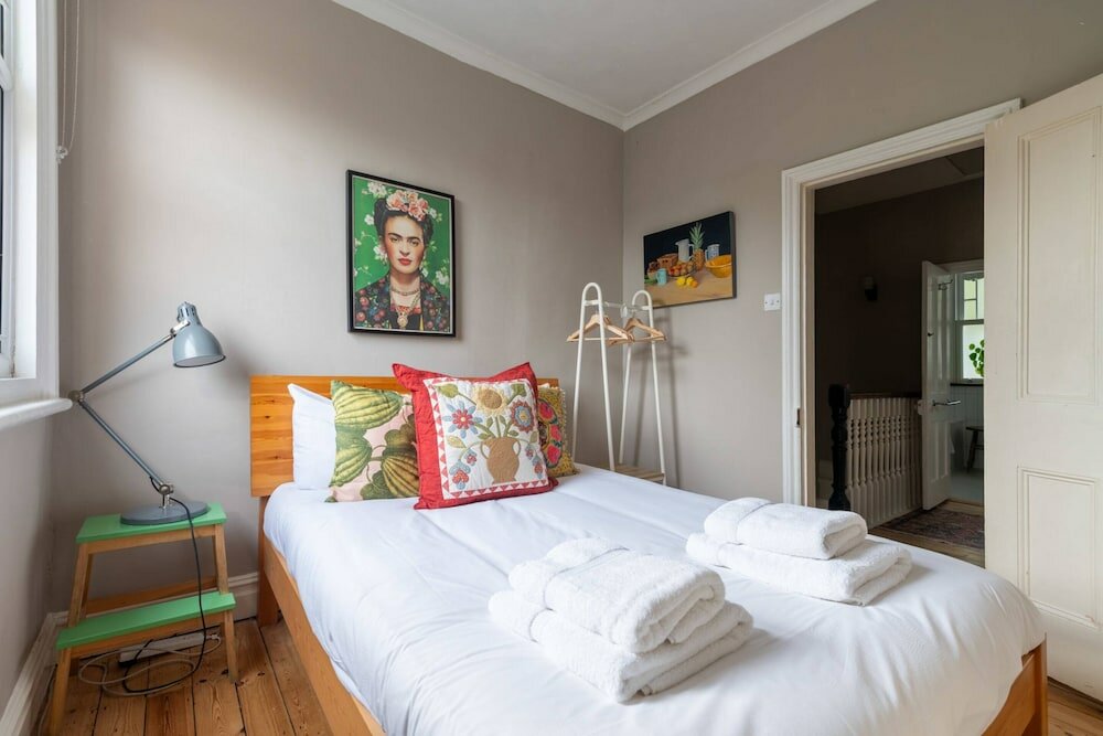 Фото Beautiful Three Bed Abode Near Dollis Hill