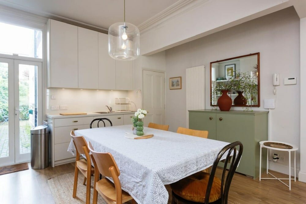 Фото Stunning 2 Bed Apt W Garden in Clapham