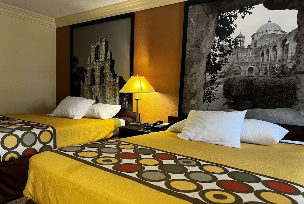Фото Super 8 by Wyndham Houston West Katy