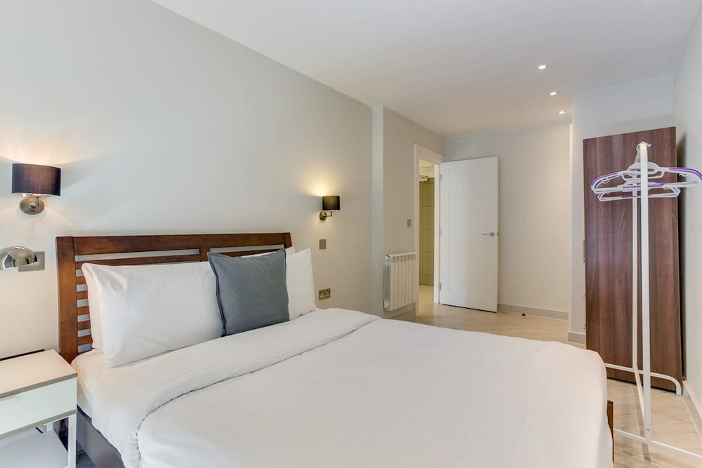 Фото Spacious 1 Bed Near Tube in East London