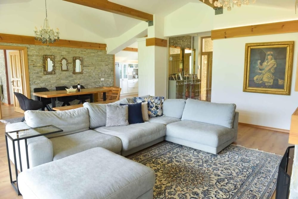 Фото Luxurious Chalet near Pirin Golf Resort