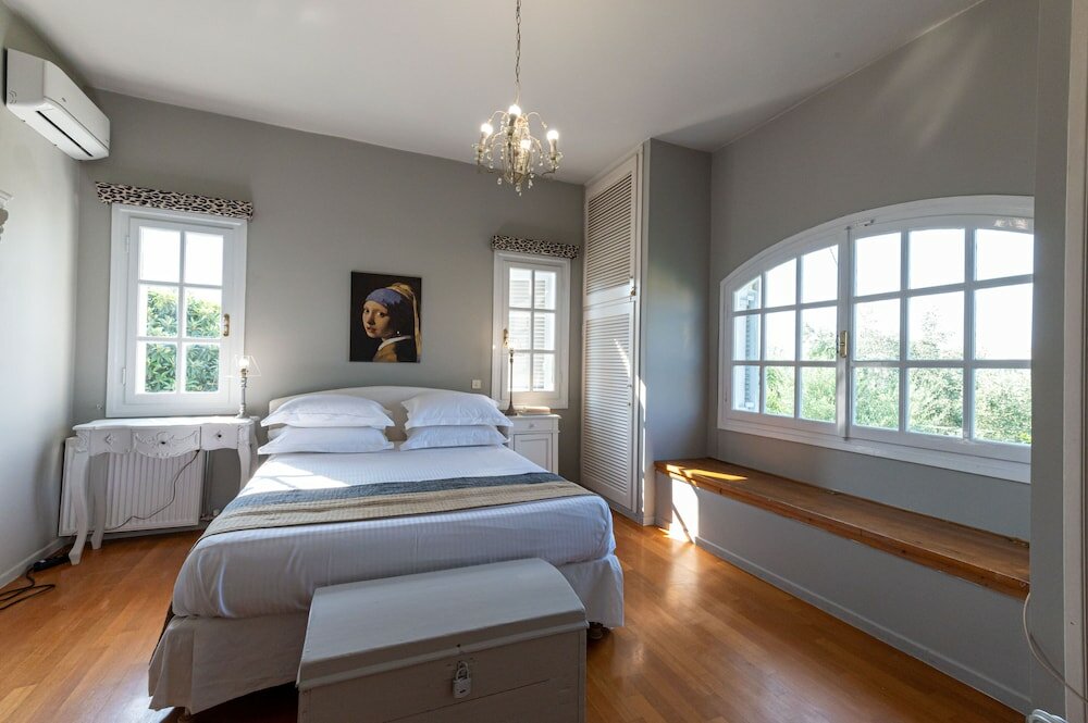 Фото Serene Seaside Bliss - Lush & Secluded Garden Oasis