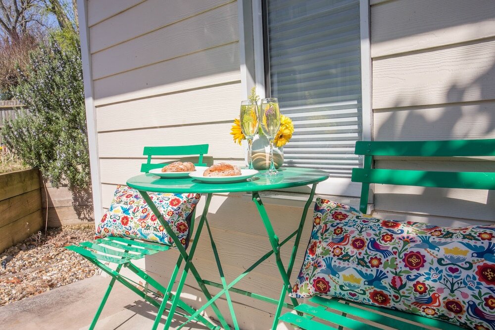 Фото Snug with Views of the Chilterns