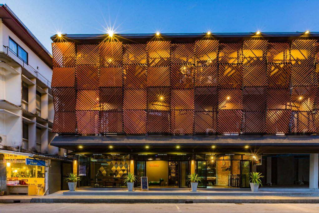 Фото Srisuksant Square