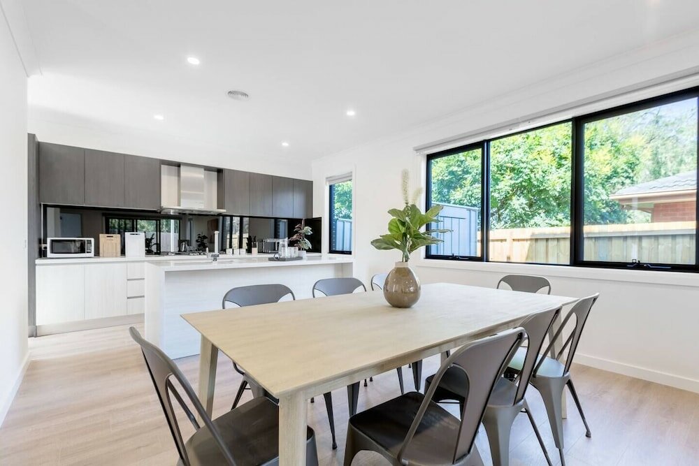 Фото WoW Factor! luxe 4br Townhouse@glen Waverley