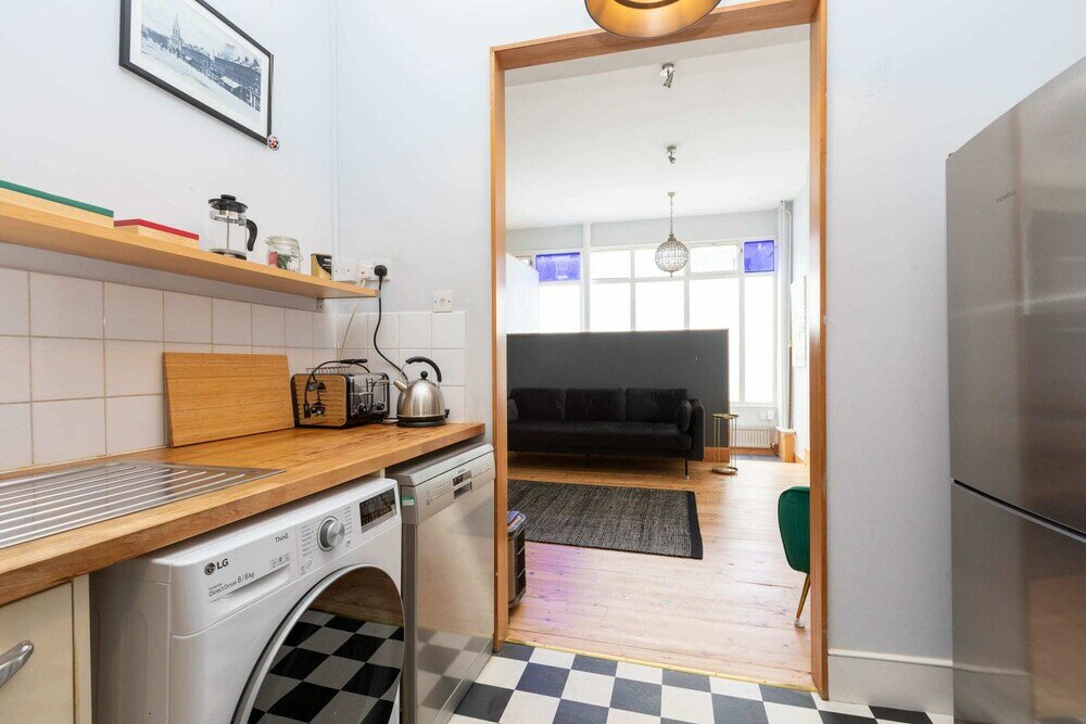 Фото Stylish 2 Bedroom Converted Victorian Storefront