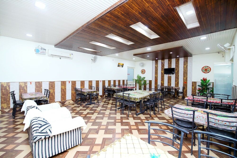 Фото Spot On 42785 Mr Shawarma Family Restaurant & Hotel