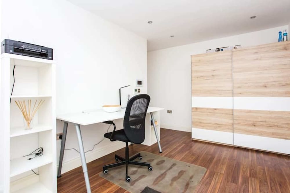 Фото Energised Apartment With Gym in Brent Park