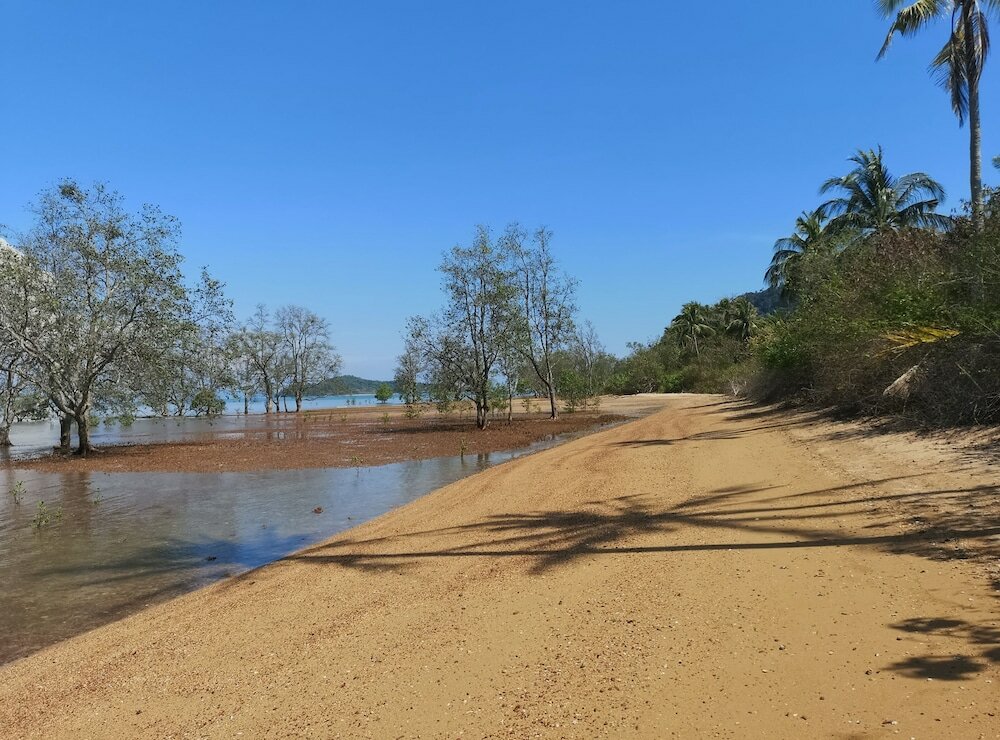 Фото Tonmai Suites